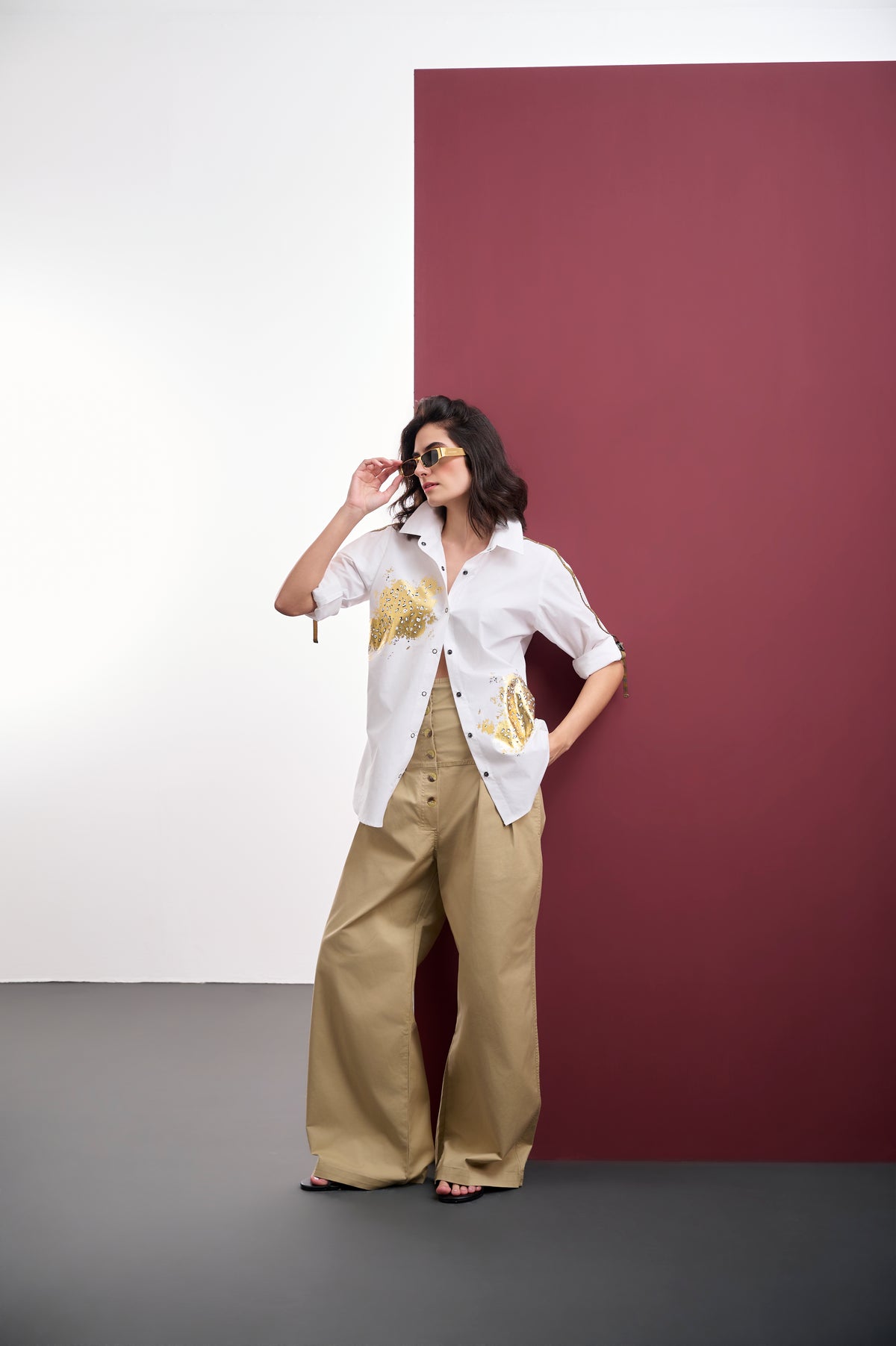 WHITE COTTON GOLD FOIL SHIRT WITH EYELET SLEEVE TAPE