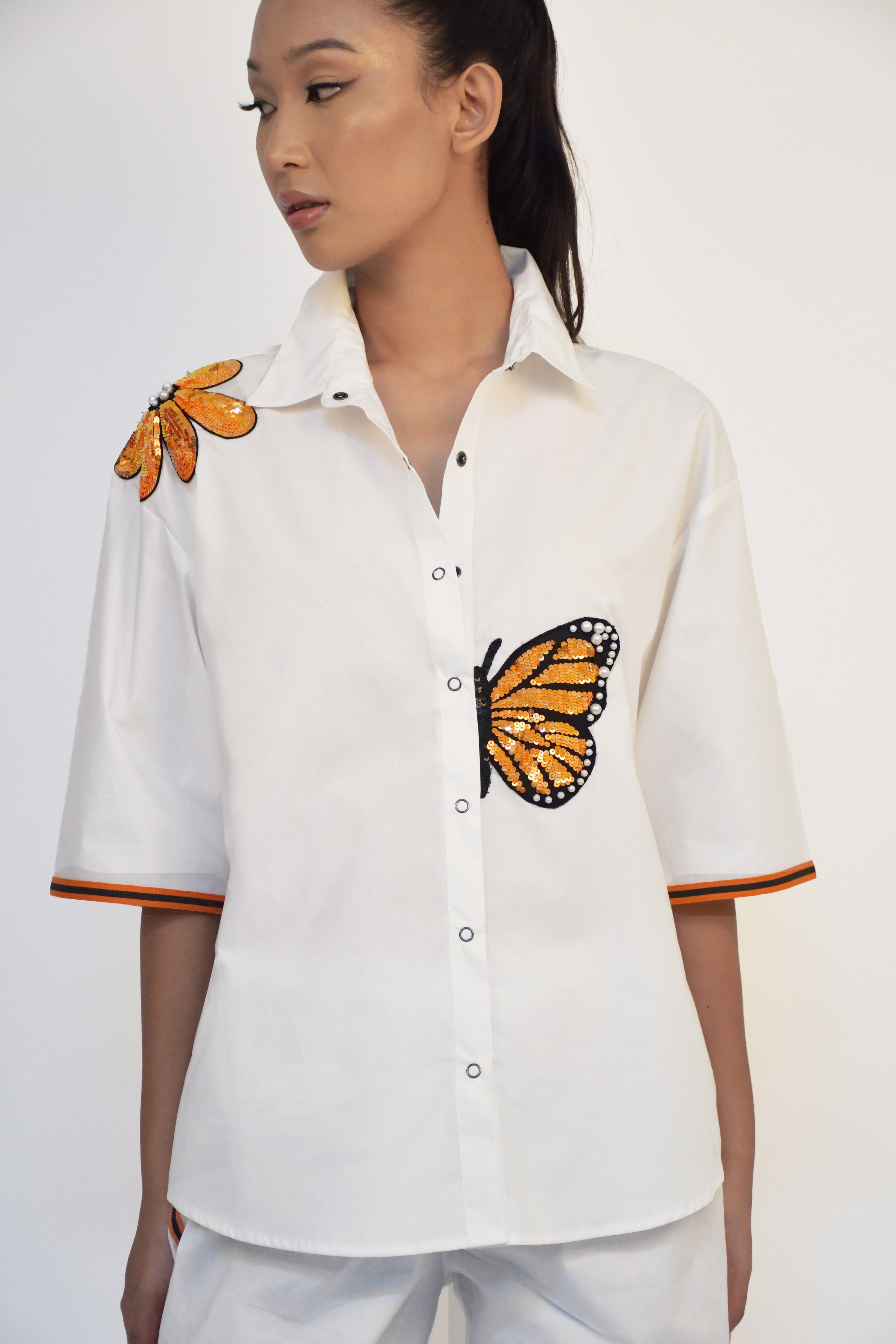 WHITE SHIRT  WITH ORANGE SMALL BUTTERFLY AND ORANGE FLOWER