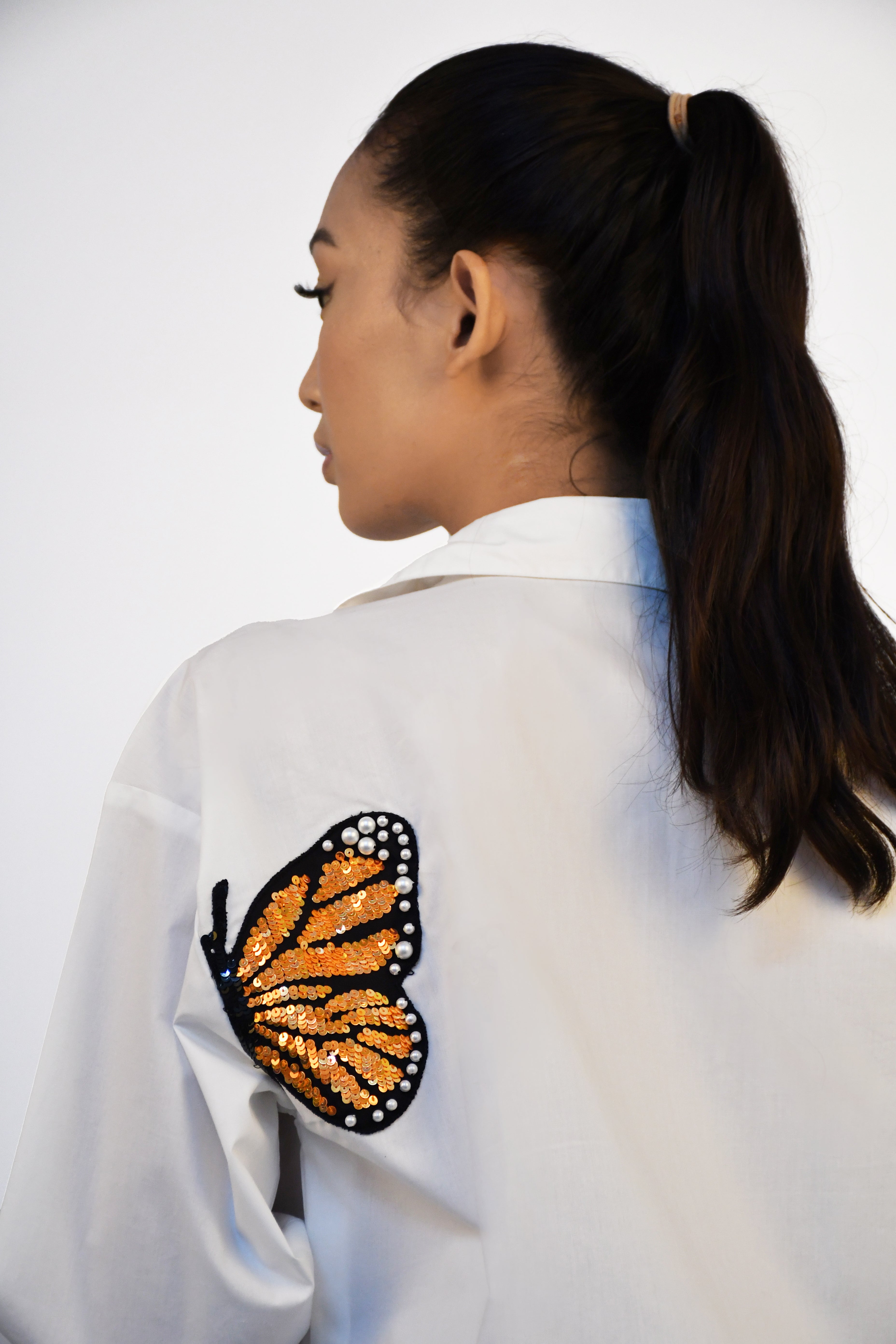 WHITE SHIRT  WITH ORANGE SMALL BUTTERFLY AND ORANGE FLOWER