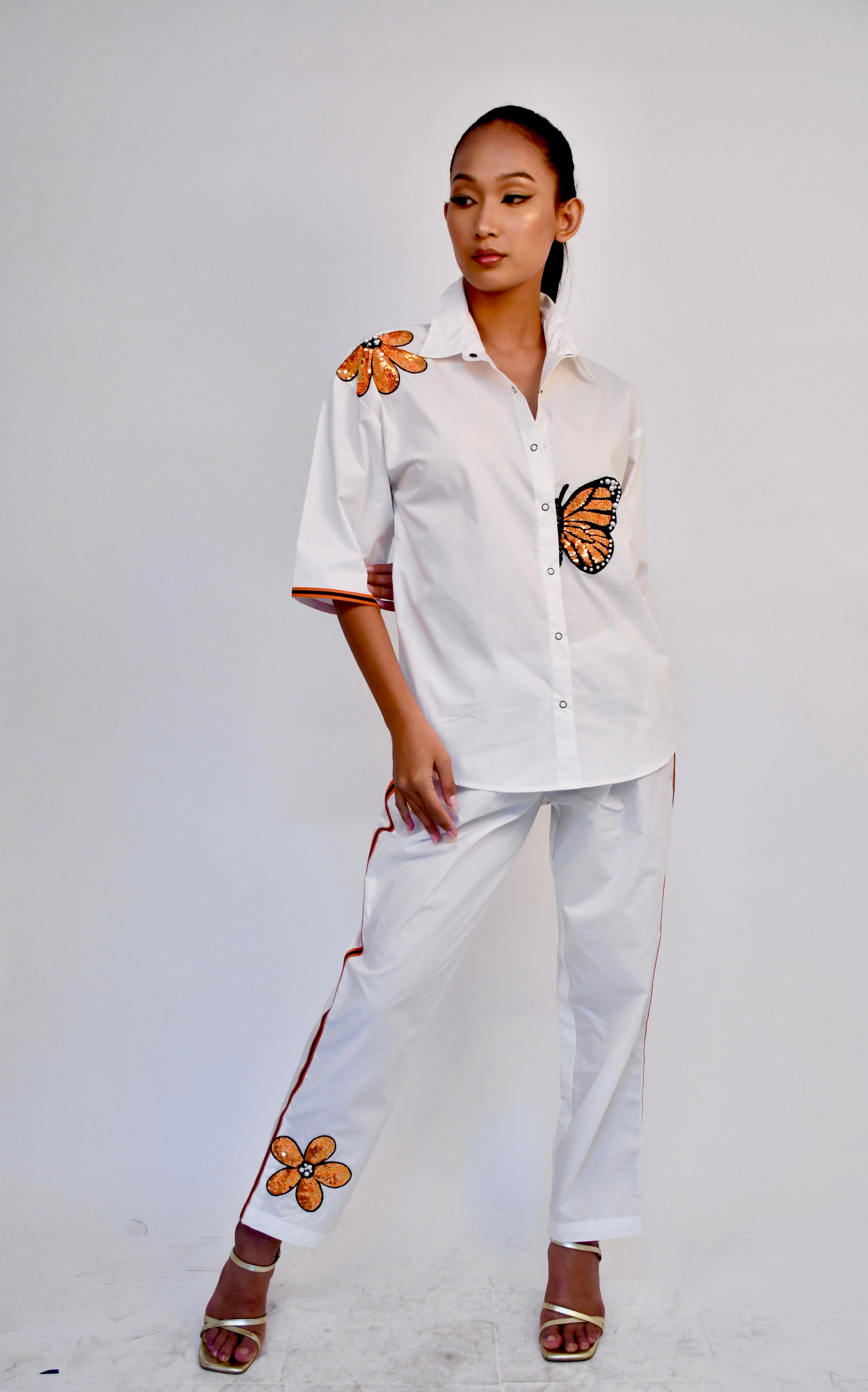 WHITE COTTON SHIRT WITH ORANGE FLOWER AND BUTTERFLY EMBROIDERY